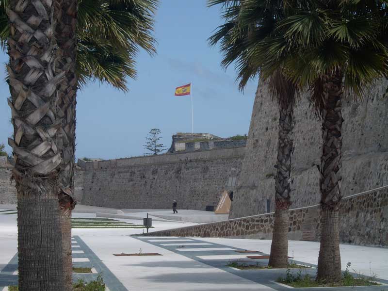 Plaza de Armas visto desde la puerta que da acceso a la baha sur