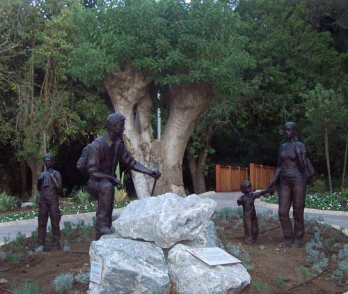 Escultura homenaje a la «Mochila». Esculturas de Ceuta. Guía ...